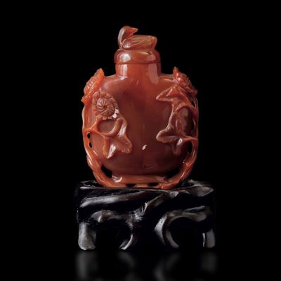 Snuff Bottle Scolpita in Corniola con Tappo a Foggia di Uccellino ed Elementi Vegetali a Traforo ...