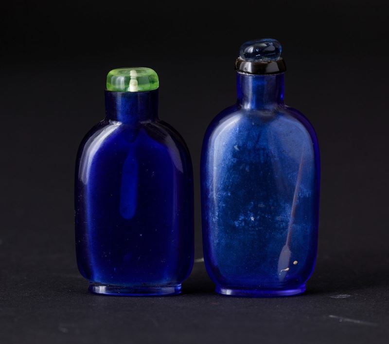 Due snuff bottles in vetro blu, Cina, Dinastia Qing, XIX secolo  - Auction Asian Art - I - Cambi Casa d'Aste