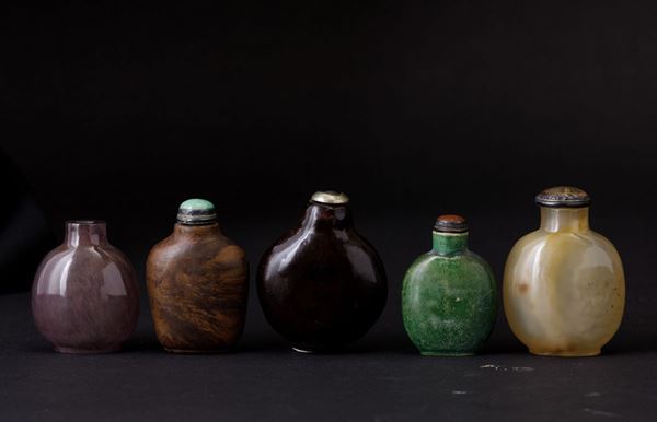 Lotto composto da cinque snuff bottles in materiali diversi, Cina, Dinastia Qing, XIX secolo