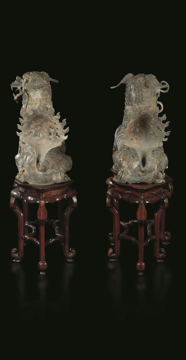 Rara Coppia di Grandi Sculture in Bronzo a Foggia di Cani di Pho su Stand in Legno di Homu, Cina,...