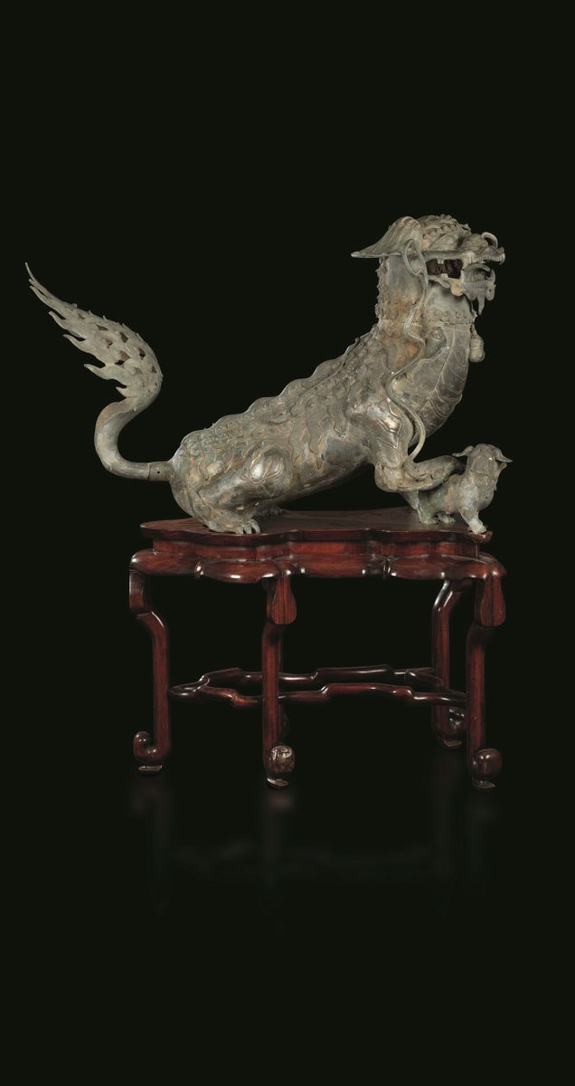 Rara Coppia di Grandi Sculture in Bronzo a Foggia di Cani di Pho su Stand in Legno di Homu, Cina,...
