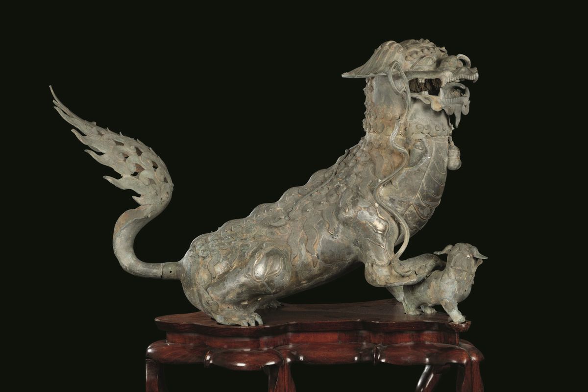 Rara Coppia di Grandi Sculture in Bronzo a Foggia di Cani di Pho su Stand in Legno di Homu, Cina,...