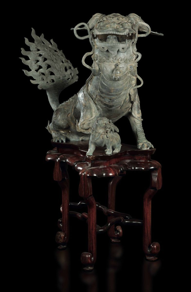 Rara Coppia di Grandi Sculture in Bronzo a Foggia di Cani di Pho su Stand in Legno di Homu, Cina,...