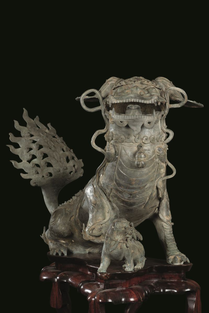 Rara Coppia di Grandi Sculture in Bronzo a Foggia di Cani di Pho su Stand in Legno di Homu, Cina,...