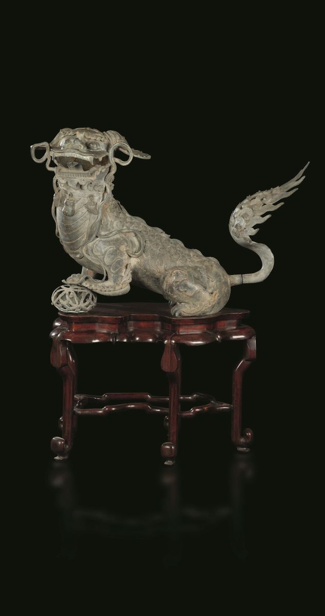 Rara Coppia di Grandi Sculture in Bronzo a Foggia di Cani di Pho su Stand in Legno di Homu, Cina,...