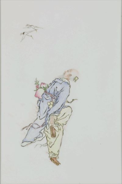 Placca in Porcellana Raffigurante Personaggio con Pesche, Cina, Inizio XX Secolo