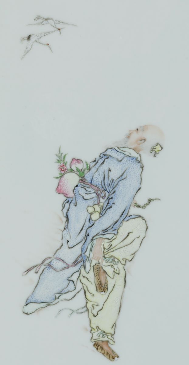 Placca in Porcellana Raffigurante Personaggio con Pesche, Cina, Inizio XX Secolo