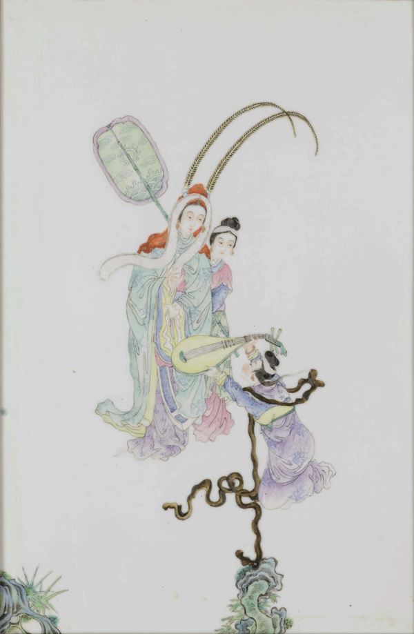 Placca in porcellana raffigurante Guanyin con ancelle, Cina, Dinastia Qing, XIX secolo