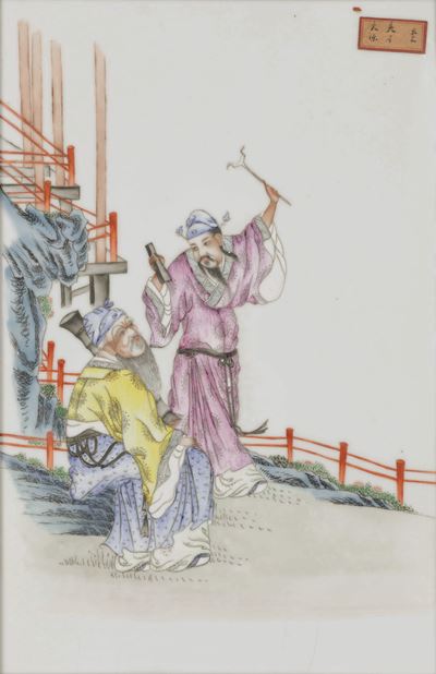 Placca in Porcellana Raffigurante Due Saggi Entro Paesaggio, Cina, Dinastia Qing, Fine XIX Secolo