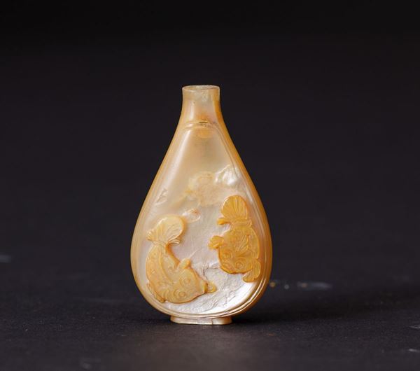 A mother-of-pearl snuff bottle, China