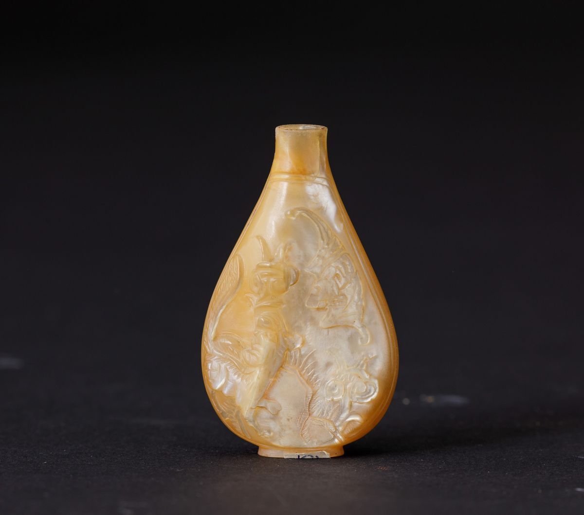 Snuff Bottle in Madreperla con Figure di Pesciolini e di Drago a Rilievo, Cina, Dinastia Qing, XI...