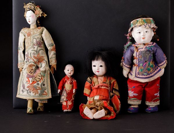 Lotto composto da quattro bambole in porcellana e tessuto, Cina, XX secolo