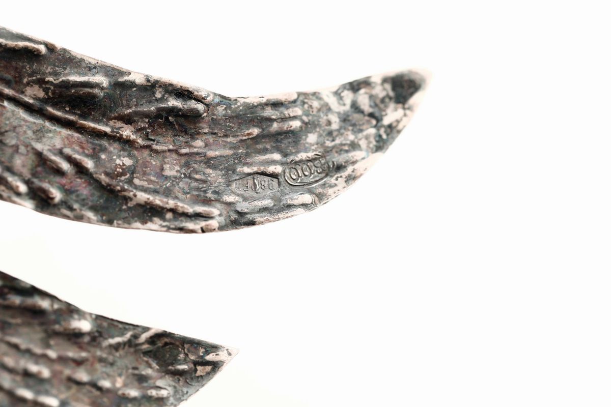 Coppia di Galli in Argento. Argenteria Artistica Italiana del XX Secolo. Bollo con Fascio Littori...