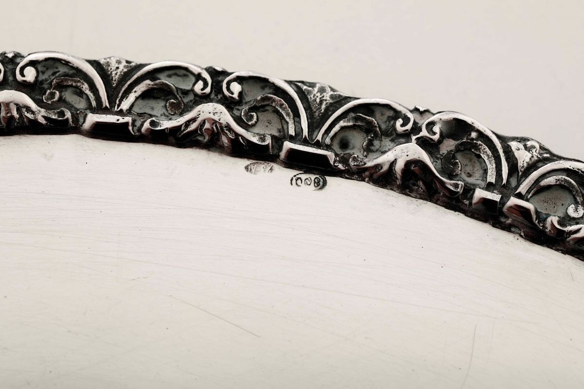 Piatto in Argento. Argenteria Italiana del XX Secolo. Argentiere I.M.a, Alessandria