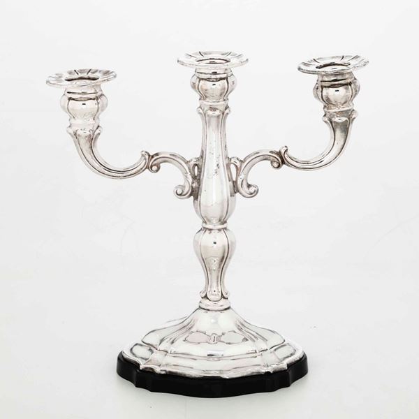 Candelabro a tre fiamme in argento. Argenteria italiana del XX secolo, Vercelli