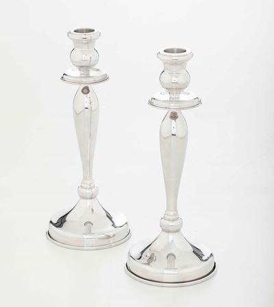 Coppia di Candelieri in Argento. Argenteria Italiana del XX-XXI Secolo, Firenze