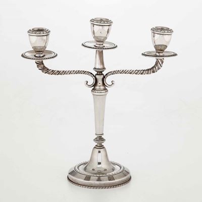 Candelabro a Tre Fiamme in Argento Fuso e Cesellato. Argenteria Veneta del XX Secolo