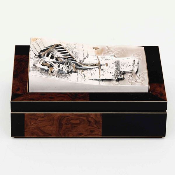 Scatola in legno con coperchio in argento. XX-XXI secolo