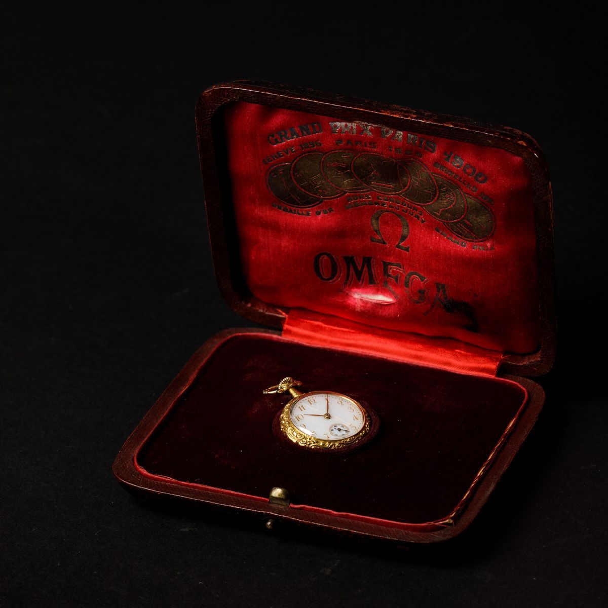 Omega - Raffinato Orologio da Collo con Decori Finemente Cesellati a Mano, Quadrante in Smalto co...