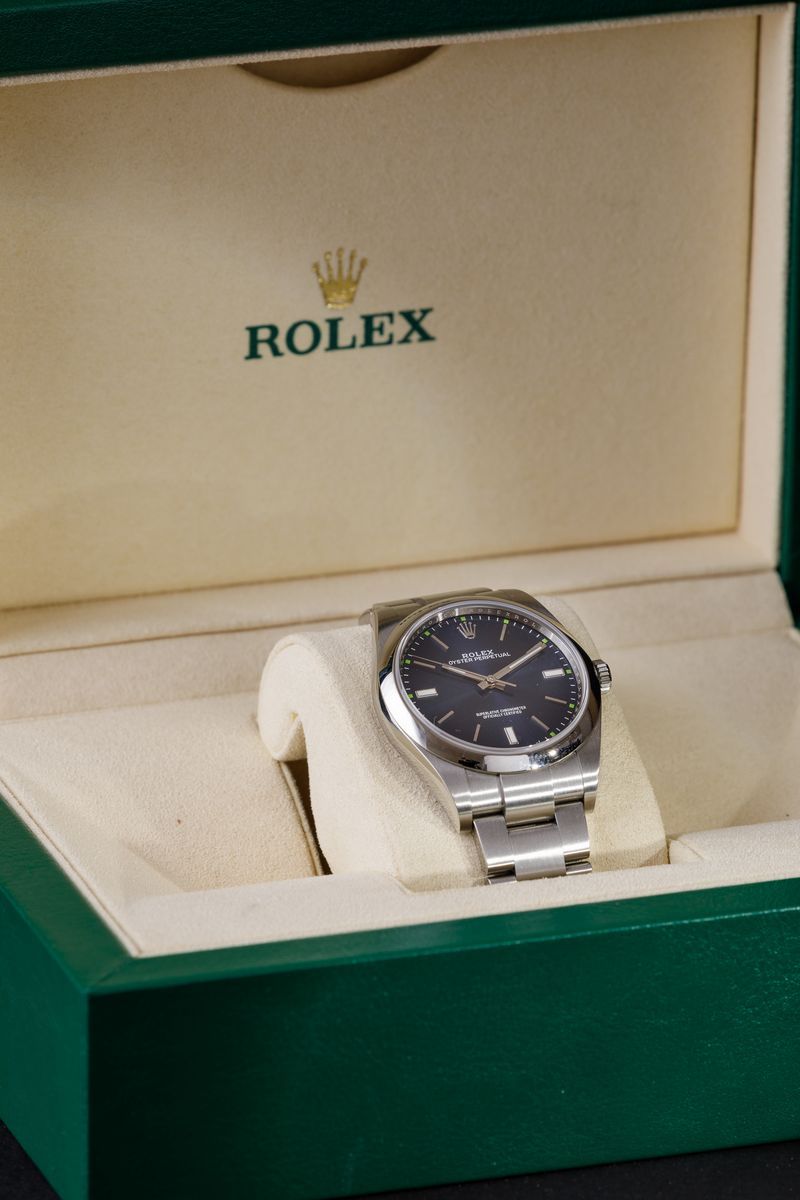 Rolex - Oyster Perpetual Ref 114300, Oyster Acciaio, Quadrante Blu Radiale con Piccoli Indici Ver...