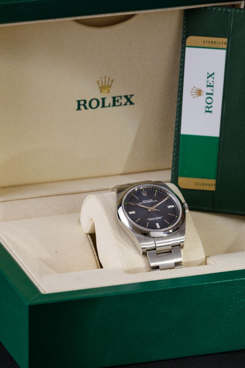 Rolex - Oyster Perpetual Ref 114300, Oyster Acciaio, Quadrante Blu Radiale con Piccoli Indici Ver...