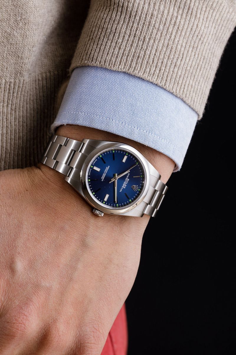 Rolex - Oyster Perpetual Ref 114300, Oyster Acciaio, Quadrante Blu Radiale con Piccoli Indici Ver...