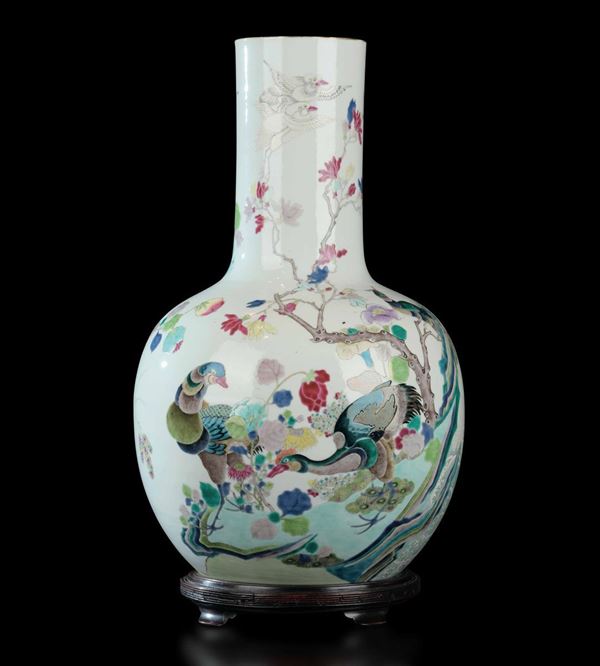 Vaso in porcellana raffigurante paesaggio con volatili e rami fioriti, Cina, Dinastia Qing, epoca Qianlong (1736-1796)