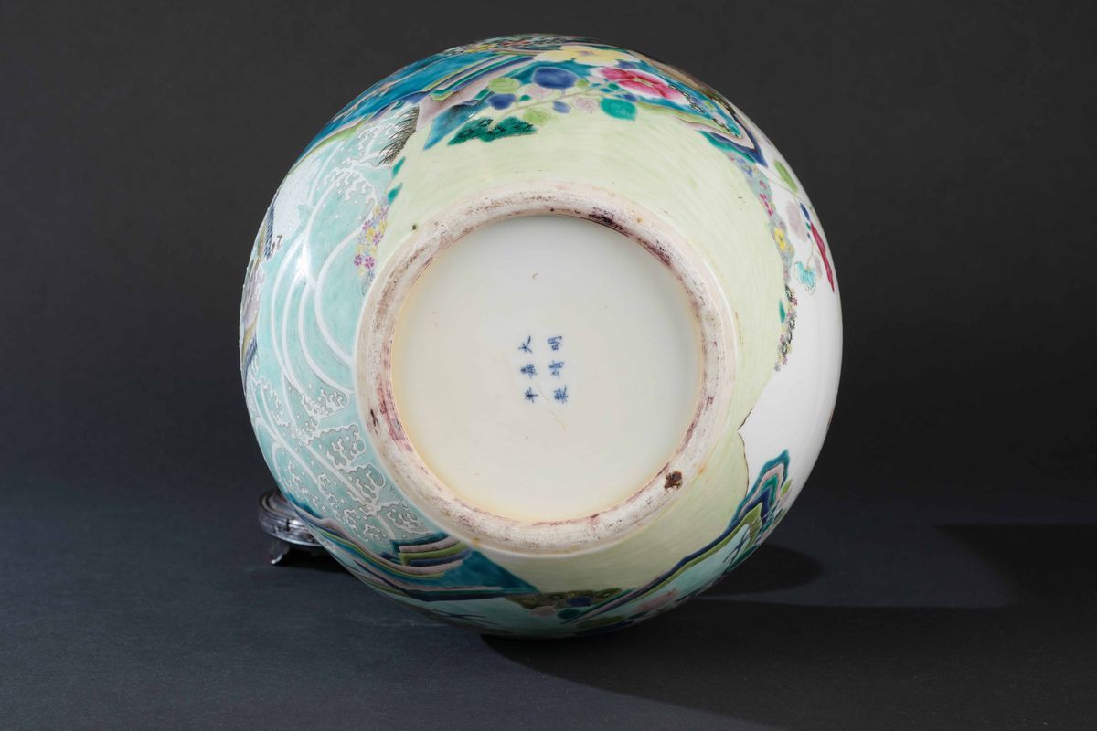 Vaso in Porcellana Raffigurante Paesaggio con Volatili e Rami Fioriti, Cina, Dinastia Qing, Epoca...
