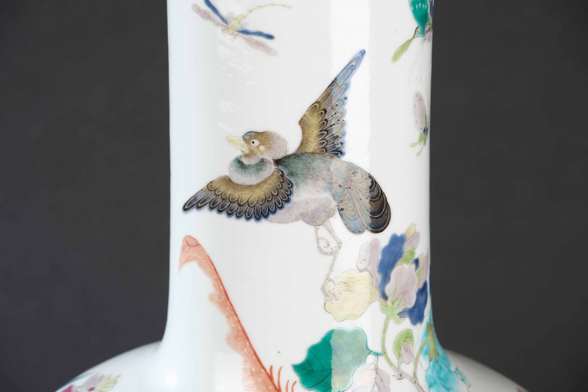Vaso in Porcellana Raffigurante Paesaggio con Volatili e Rami Fioriti, Cina, Dinastia Qing, Epoca...