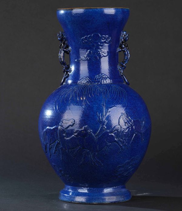 Vaso in porcellana monocroma blu con anse sagomate a foggia di drago e raffigutazioni di cavalli a rilievo, Cina, Dinastia Qing, XIX secolo
