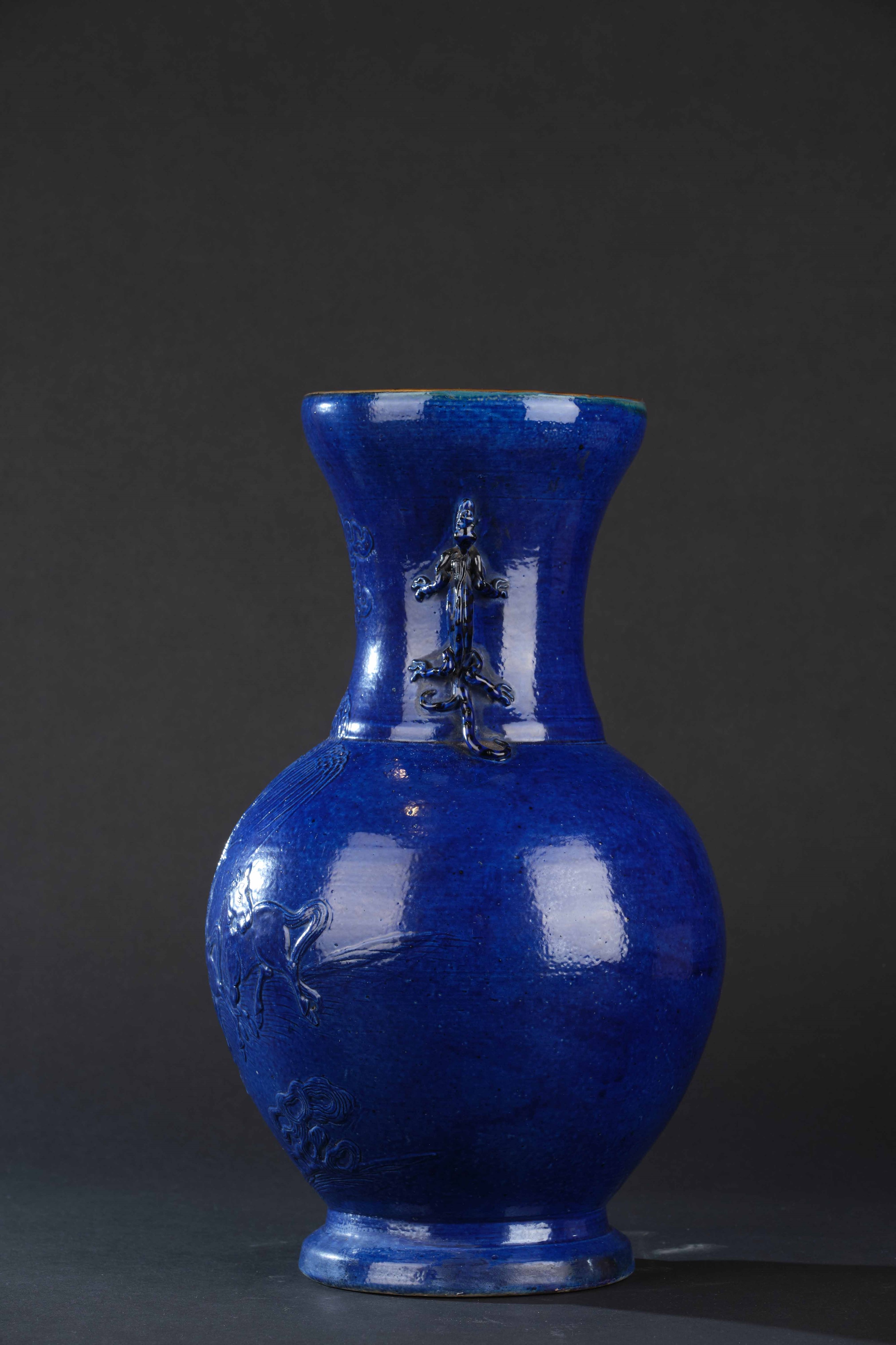 Vaso in Porcellana Monocroma Blu con Anse Sagomate a Foggia di Drago e Raffigutazioni di Cavalli ...