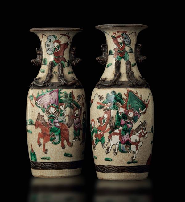 Vaso a bottiglia in porcellana monocroma color verde, Cina, Dinastia Qing, XIX secolo