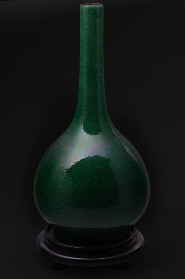 Vaso a bottiglia in porcellana monocroma color verde, Cina, Dinastia Qing, XIX secolo