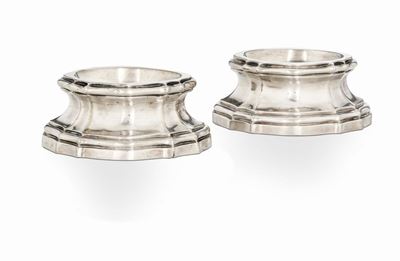 Coppia di Saliere in Argento Sbalzato. Italia XIX-XX Secolo