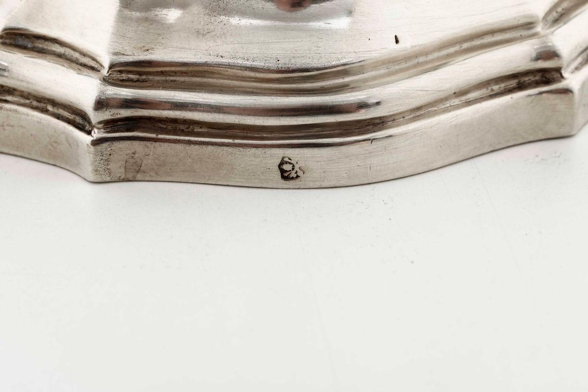 Coppia di Saliere in Argento Sbalzato. Italia XIX-XX Secolo