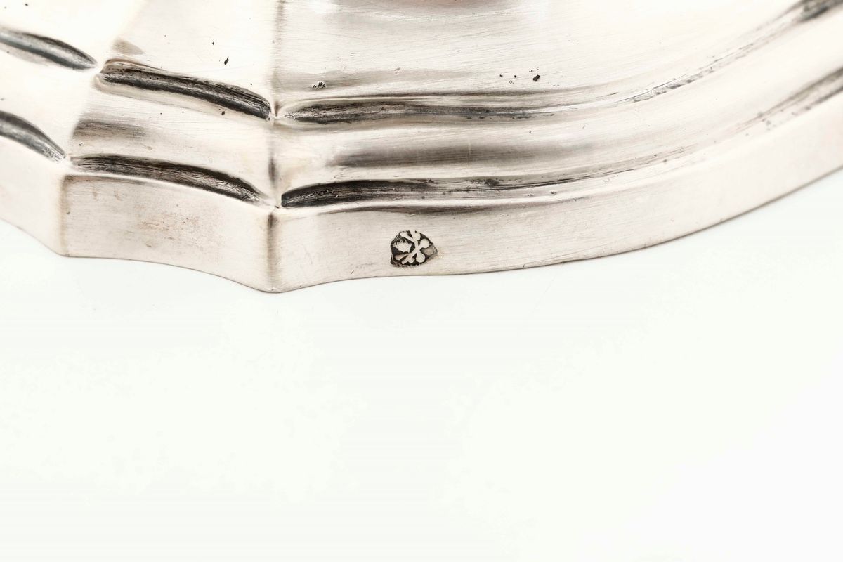 Coppia di Saliere in Argento Sbalzato. Italia XIX-XX Secolo