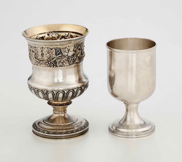 Due bicchieri in argento e argento dorato. Bolli della città di Londra, uno per l'anno 1822 e argentiere John Bridge (?) e uno per l'anno 1818 e bollo dell'argentiere consunto