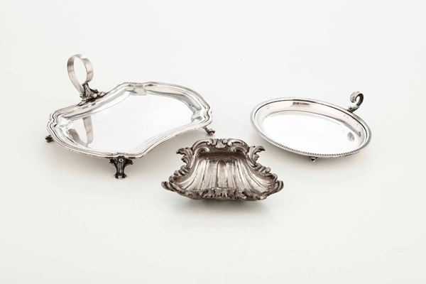 Lotto di tre oggetti in argento, Due vassoietti con manico ed una ciotola in argento sbalzato (cocleare?)