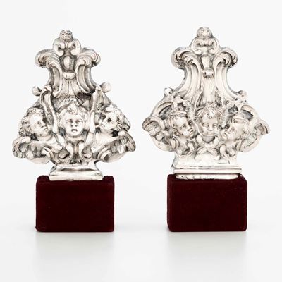 Due Finali di Croce in Argento Sbalzato con Cherubini. Argenteria Barocca Italiana del XVIII Seco...