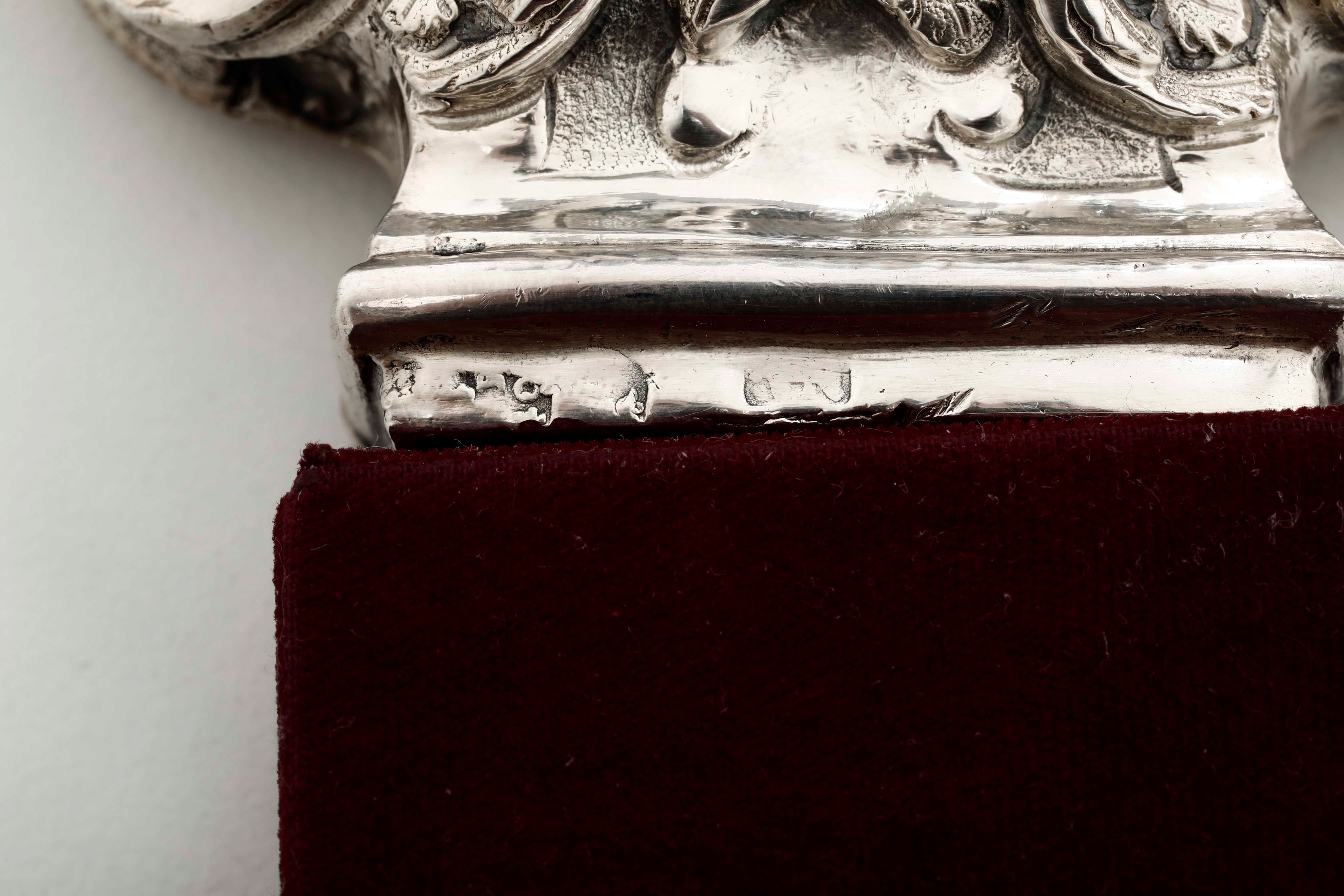 Due Finali di Croce in Argento Sbalzato con Cherubini. Argenteria Barocca Italiana del XVIII Seco...
