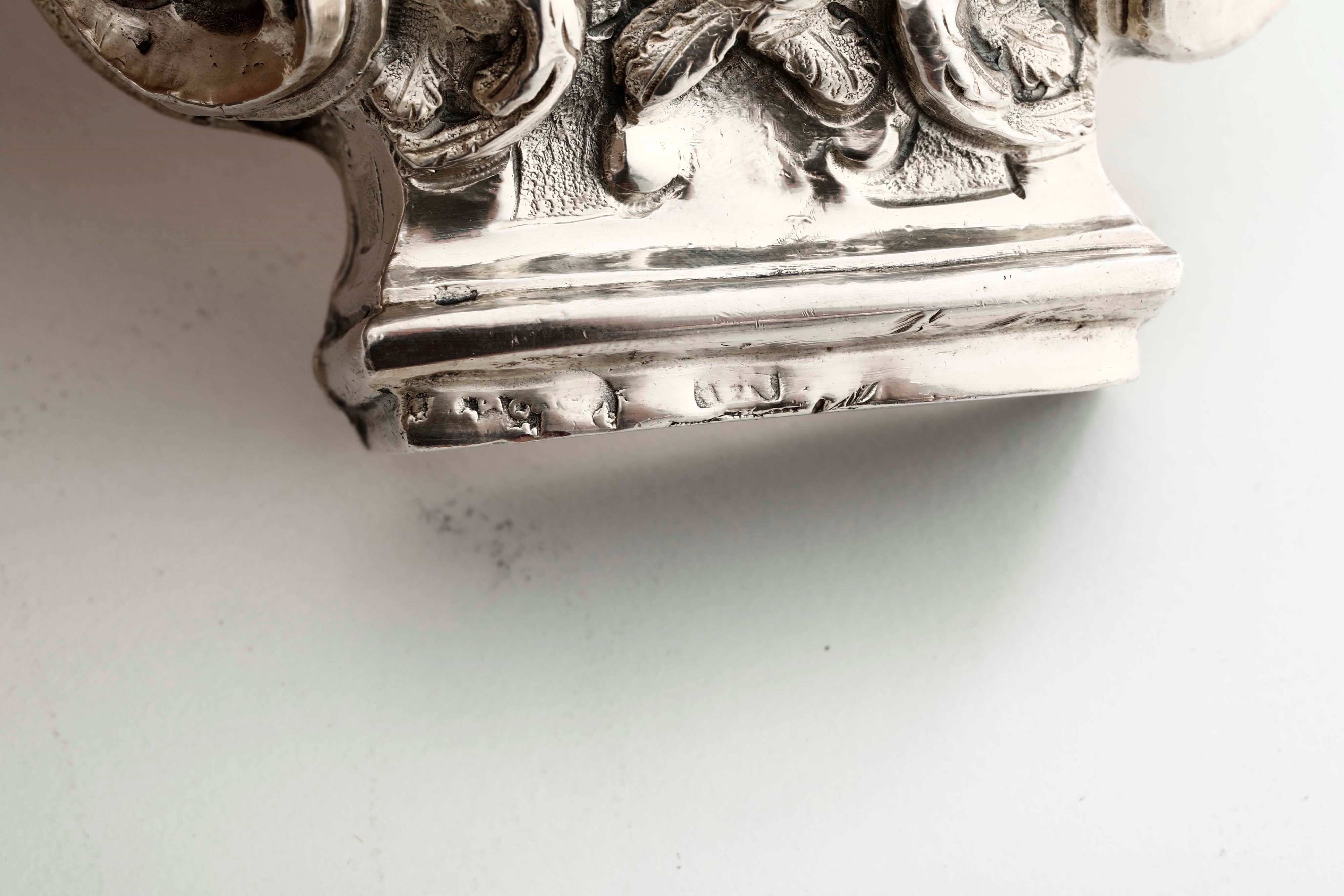 Due Finali di Croce in Argento Sbalzato con Cherubini. Argenteria Barocca Italiana del XVIII Seco...