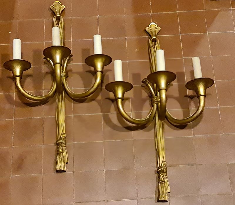 Coppia di appliques in bronzo dorato a tre luci, stile Luigi XVI  - Asta Antiquariato Aprile - Cambi Casa d'Aste