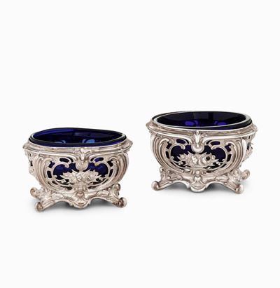 Due Saliere in Argento Traforato e Cesellato con Contenitori in Vetro Blu Cobalto. Francia XIX-XX...