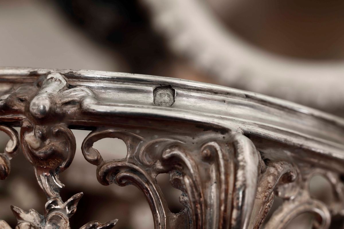Due Saliere in Argento Traforato e Cesellato con Contenitori in Vetro Blu Cobalto. Francia XIX-XX...