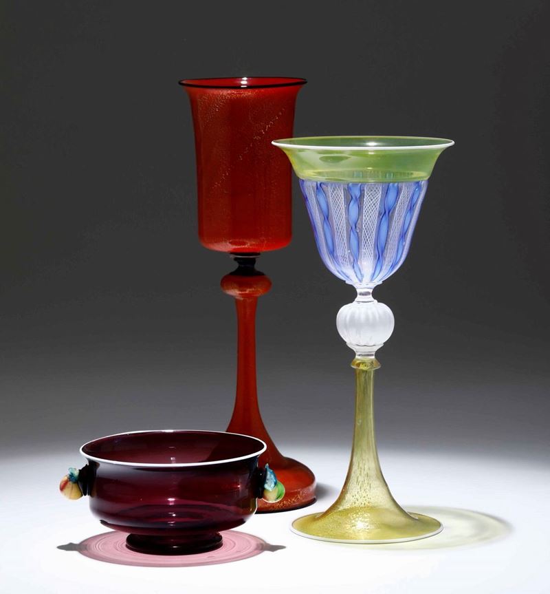 Due bicchieri a calice e coppetta in vetro colorato  - Auction Fine Art January | Cambi Time - I - Cambi Casa d'Aste