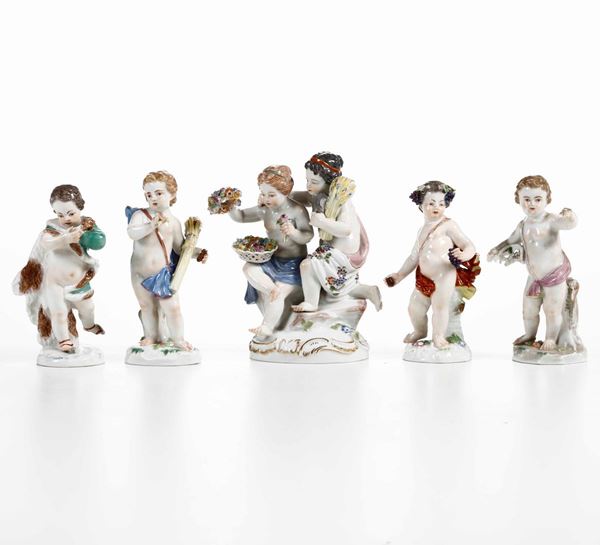 Un gruppetto e quattro figurine con putti raffiguranti le quattro stagioni. Meissen, secondo quarto del XX secolo