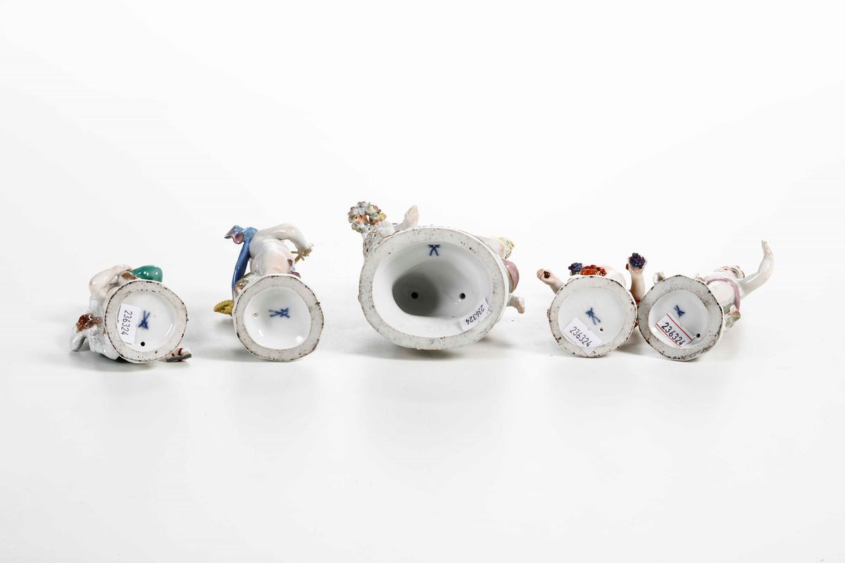 Un Gruppetto e Quattro Figurine con Putti Raffiguranti le Quattro Stagioni. Meissen, Secondo Quar...