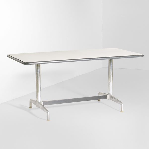 Charles Eames - Tavolo con struttura in metallo cromato e piano in legno laminato