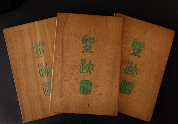 Tre album con copertine in legno contenenti stampe su carta raffiguranti di scene di vita comune e iscrizioni, Cina, Dinastia Qing, XIX secolo