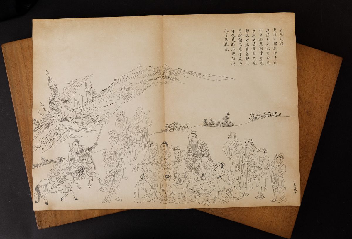 Tre Album con Copertine in Legno Contenenti Stampe su Carta Raffiguranti di Scene di Vita Comune ...